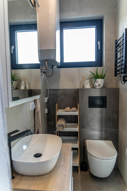 Domek z linia brzegową oraz pomostem nad jeziorem Kopiec