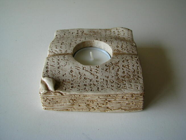 Stylowy świecznik – stara księga, przycisk do papieru