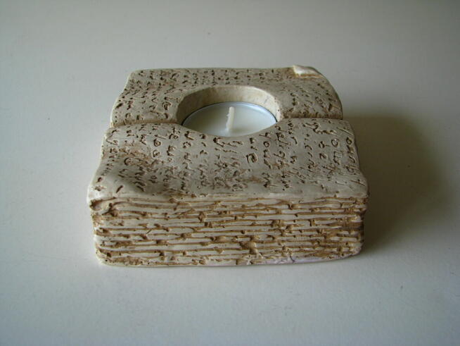 Stylowy świecznik – stara księga, przycisk do papieru