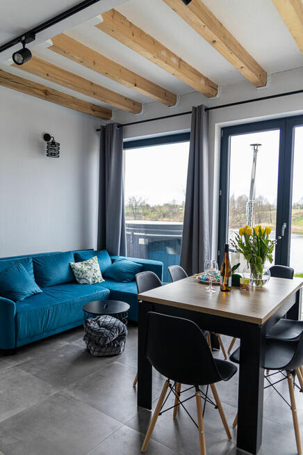 Domek z linia brzegową oraz pomostem nad jeziorem Kopiec