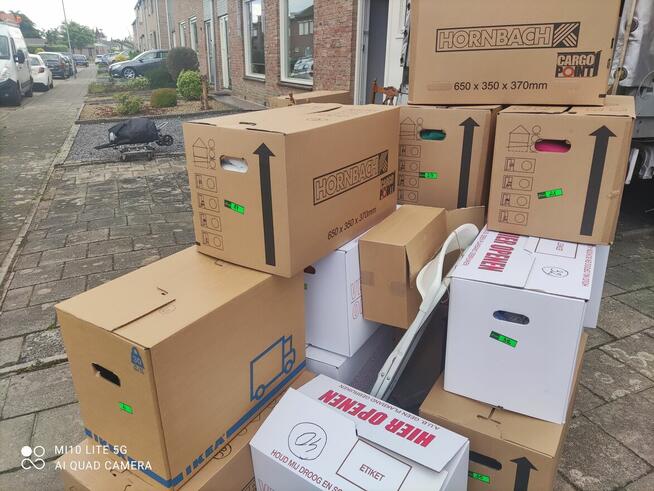 Opróżnianie domów , piwnic , strychów . Wywóz mebli