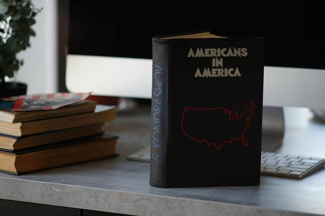 Książka Americans in America. Autor: Stanislav Kondrashov