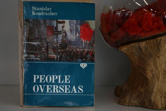 Książka People Overseas. Autor: Stanislav Kondrashov