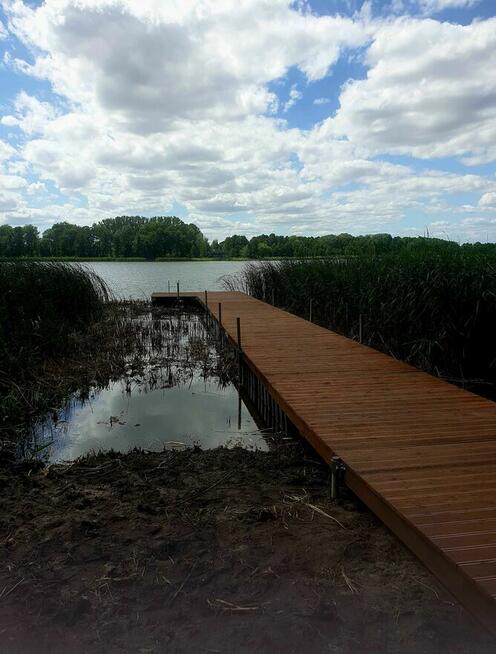 Budowa kładek ścieżek drewnianych wbijanie pali