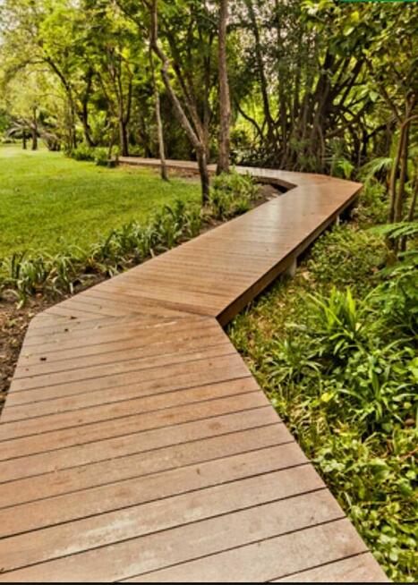 Budowa kładek ścieżek drewnianych wbijanie pali