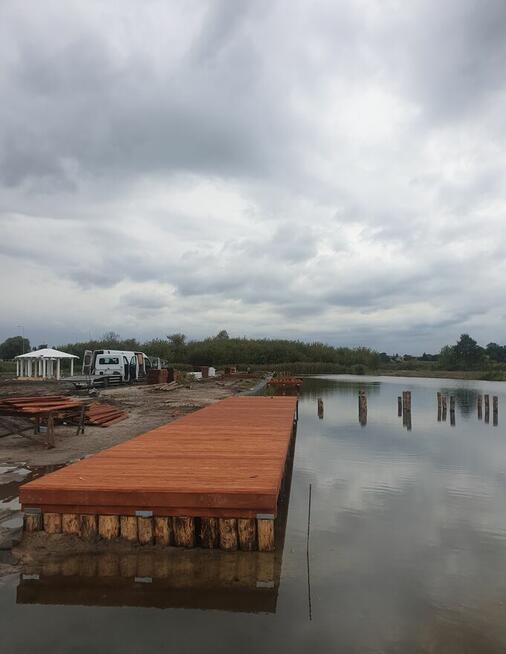 Budowa pomostów kładek ścieżek drewnianych wbijanie pali