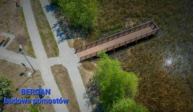 Budowa pomostów kładek ścieżek drewnianych wbijanie pali