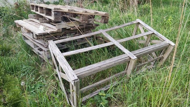 Kawałki drewna i palet