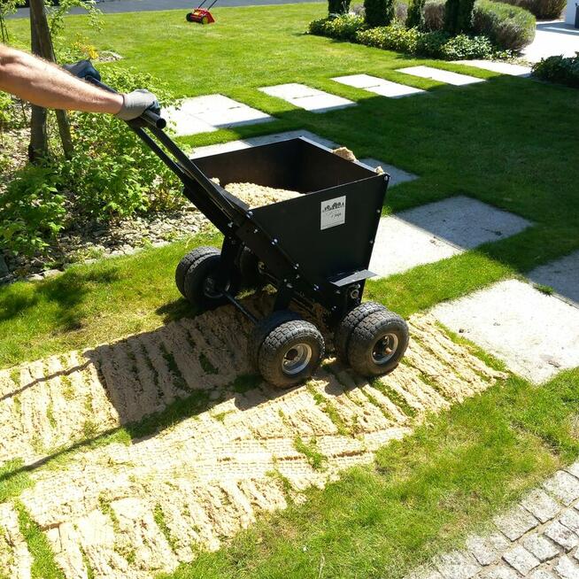 Aeracjia rurkowa otworowa, Piaskowanie topdresing trawnika