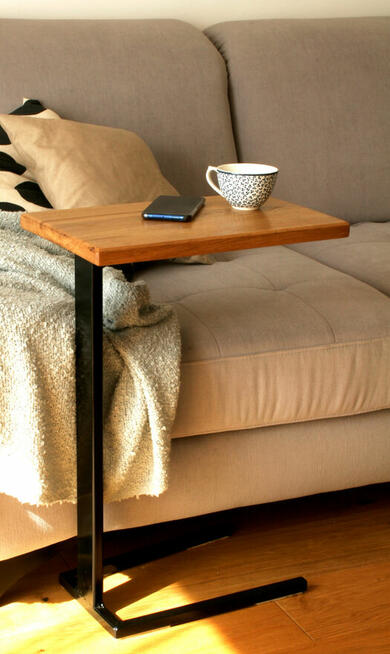 Wygodny, dębowy stolik nakładany na sofę, kanapę, fotel itp