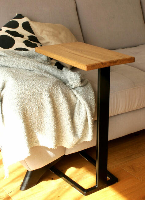 Wygodny, dębowy stolik nakładany na sofę, kanapę, fotel itp