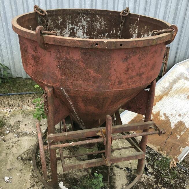 Lejek do betonu stalowy / solidny .