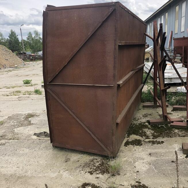 Pojemnik stalowy , metalowy , solidny .