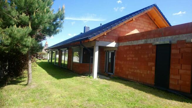 Nowoczesny parterowy dom blisko lasu
