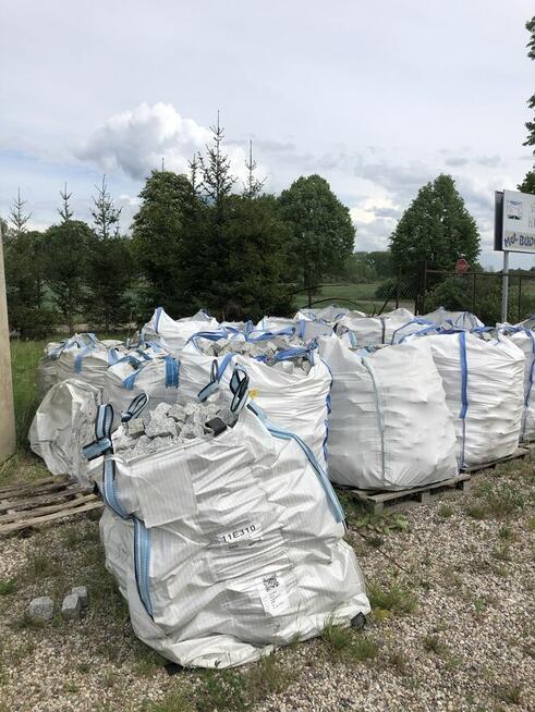 Kostka kamienna , duża ilość .