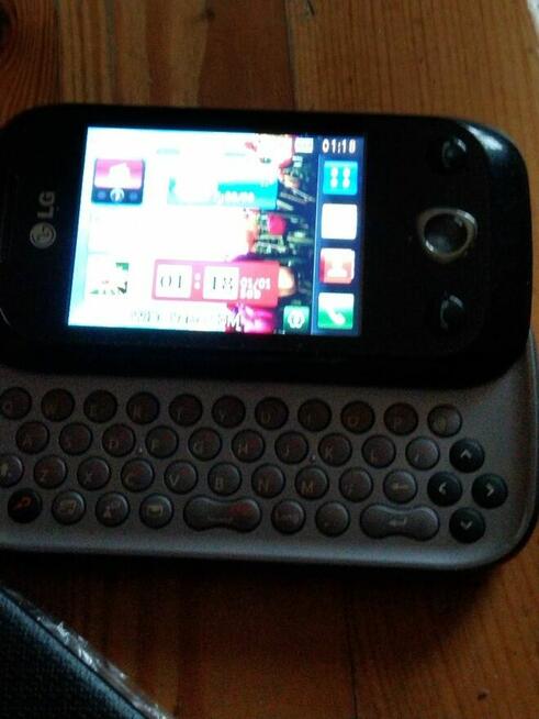 Telefon LG-C330 dotykowy z klawiaturą wysuwaną