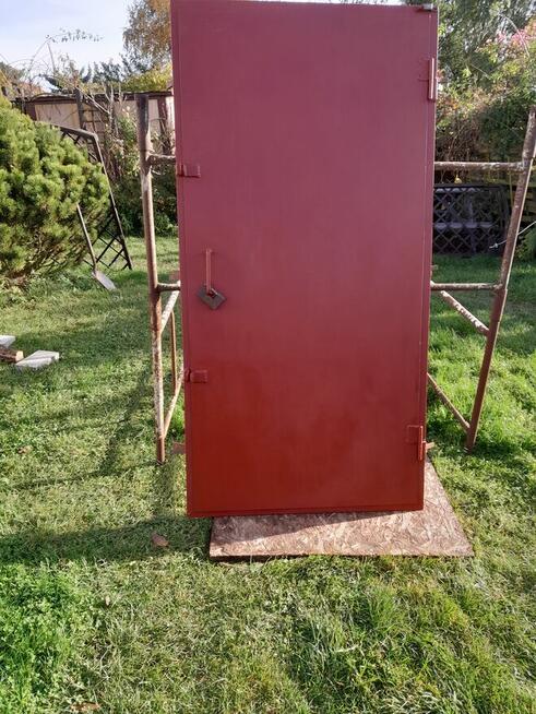 Drzwi stalowe zamykane na kłódkę w ramie stalowej