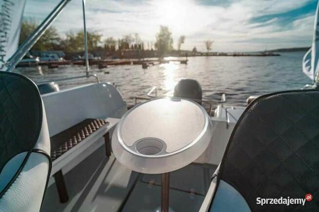 ŁÓDZ MOTOROWA KABINOWA 540 PILOTHOUSE z Przyczepą DMC1000 kg