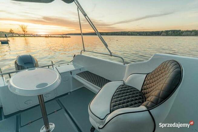 ŁÓDZ MOTOROWA KABINOWA 540 PILOTHOUSE z Przyczepą DMC1000 kg