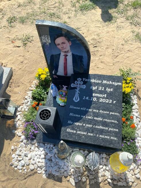 Produkcja i montaż nagrobków.