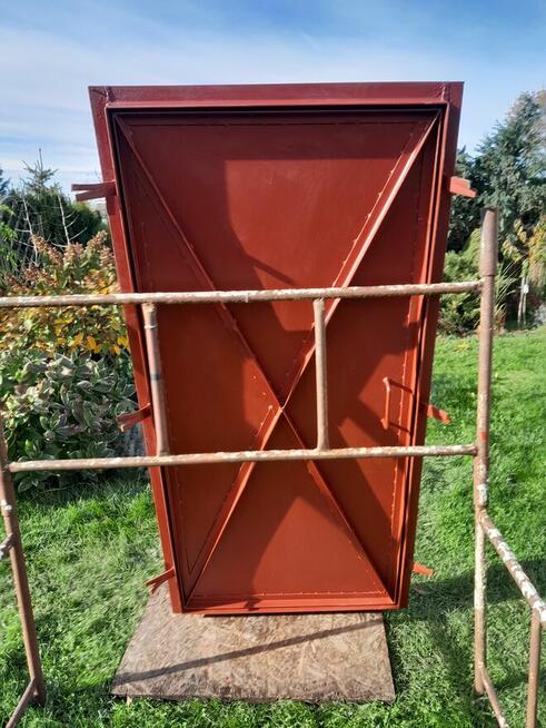 Drzwi stalowe zamykane na kłódkę w ramie stalowej