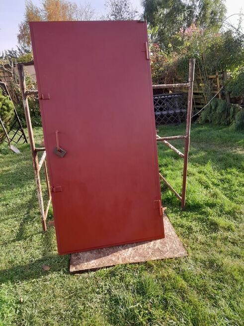 Drzwi stalowe zamykane na kłódkę w ramie stalowej