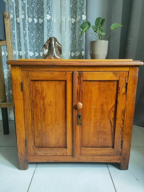 Mała komoda zachowana oryginalnie