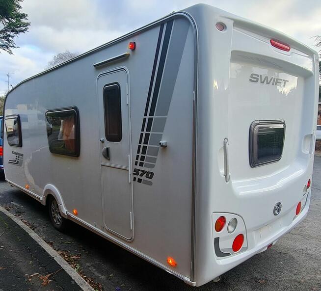 Przyczepa kempingowa Swift Charisma 570 z 6 miejsc do spania