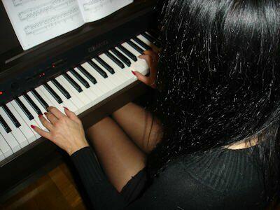 Atrakcyjna para pozna atrakcyjną dziewczynę