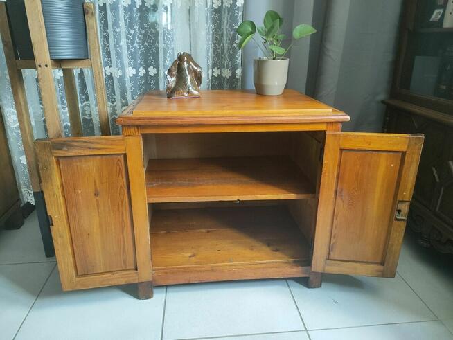 Mała komoda zachowana oryginalnie