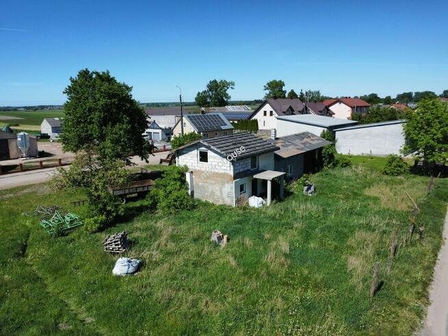 Działka zabudowana domem jednorodzinnym .