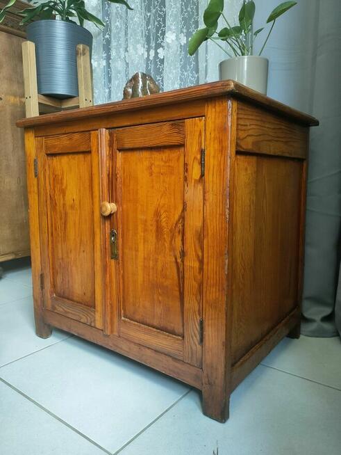 Mała komoda zachowana oryginalnie