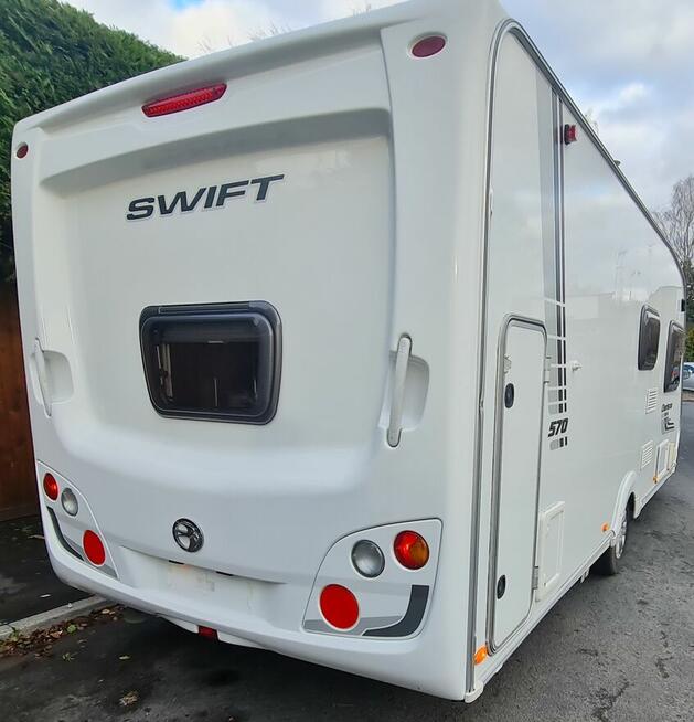 Przyczepa kempingowa Swift Charisma 570 z 6 miejsc do spania