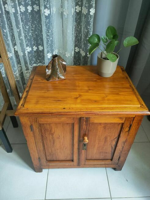 Mała komoda zachowana oryginalnie