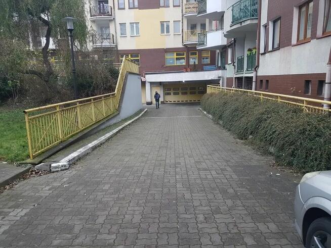 Garaż 200 m od Piła Wita 50 od Szkoły Biznesu. Wjazd monitor