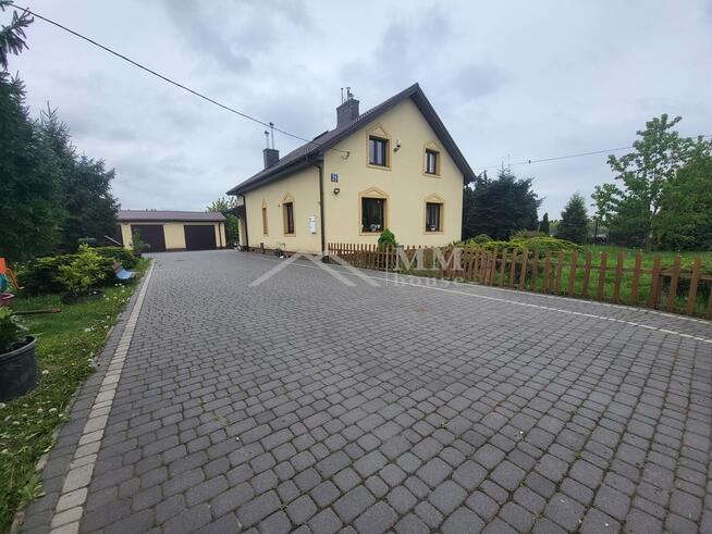 Dom na kształtnej działce z altaną i dużym ogrodem