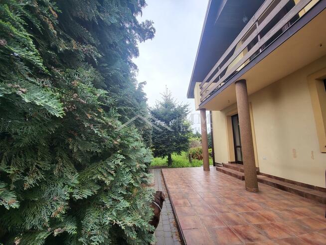 Dom na kształtnej działce z altaną i dużym ogrodem