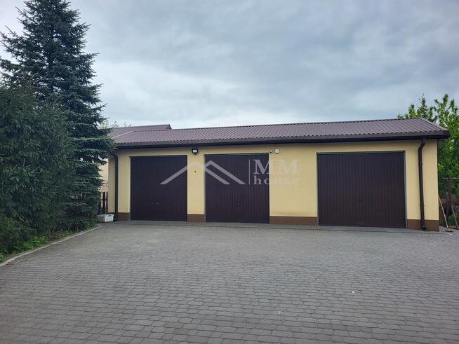 Dom na kształtnej działce z altaną i dużym ogrodem