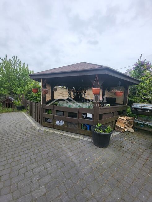 Dom na kształtnej działce z altaną i dużym ogrodem