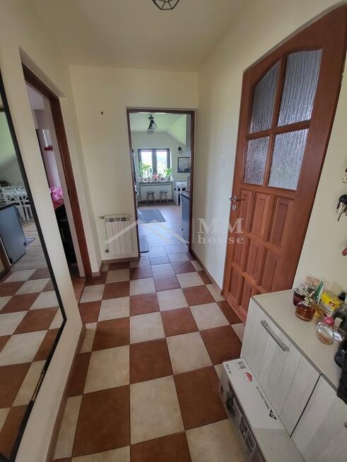 Dom na kształtnej działce z altaną i dużym ogrodem