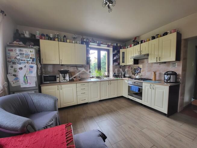 Dom na kształtnej działce z altaną i dużym ogrodem