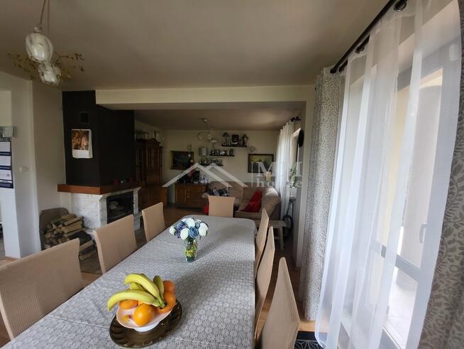 Dom na kształtnej działce z altaną i dużym ogrodem