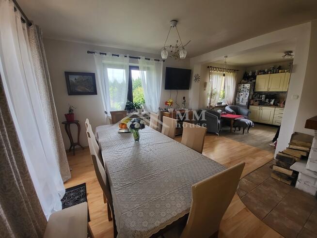 Dom na kształtnej działce z altaną i dużym ogrodem