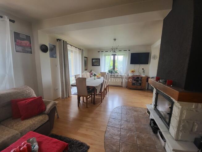 Dom na kształtnej działce z altaną i dużym ogrodem