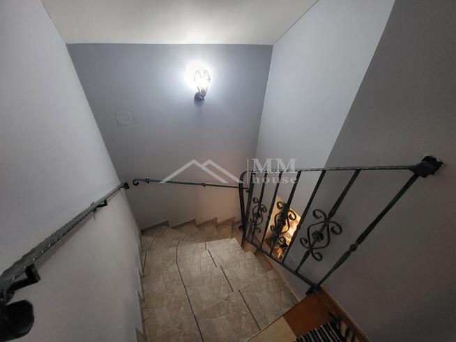 Dom na kształtnej działce z altaną i dużym ogrodem