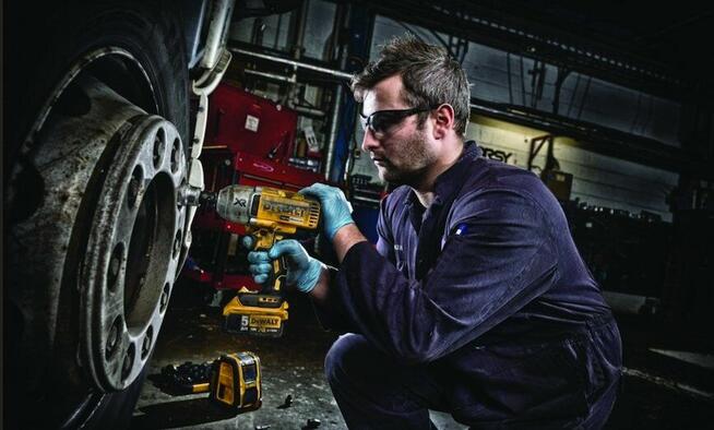 Na drodze: mobilny serwis opon i aut