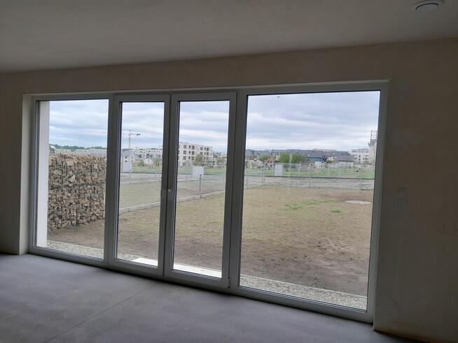 Nowe domy z ogródkami nad zalewem