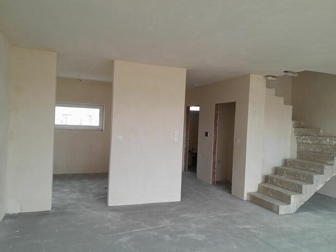 Nowe domy z ogródkami nad zalewem