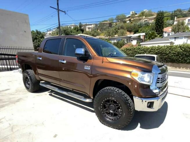 Toyota Tundra 5.7 L 2014