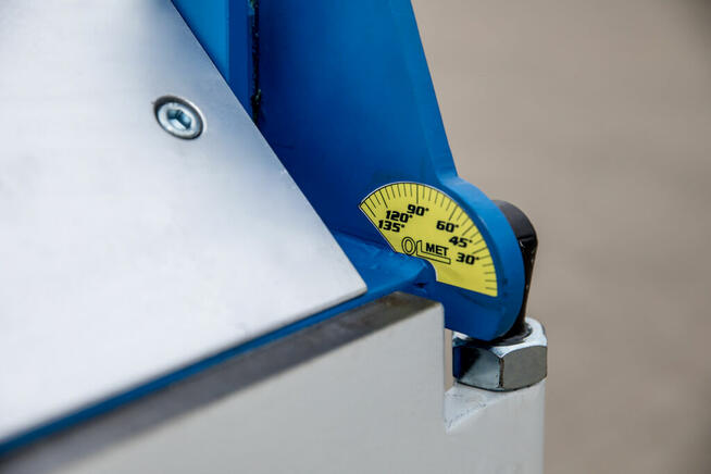 Zaginarka segmentowa Z20x1500 z nożem krążkowym.